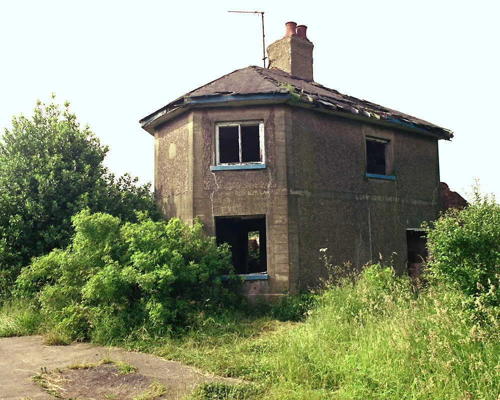 Photo showing: Bagworth incline-keeper's house, en:Leicestershire, photographed in 1985.
The design of the incline-keeper's house at the top of Bagworth Incline was based on that of the contemporary en:toll houses of the old British en:turnpike roads. Like many of them, it had a bay front with windows so that a look out in both directions could be kept.
Although it was a grade 2 en:listed building, and probably the oldest railway building in the en:East Midlands, it was allowed to collapse into a pile of bricks.
Crossing-keeper's houses of similar design were built where the railway crossed Station Road, Glenfield, and Fosse Road, Leicester, but these were demolished in the 1970s.

Scanned from a negative taken by myself.