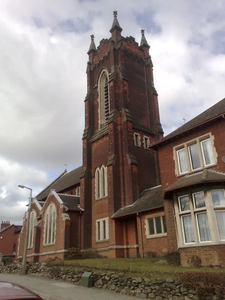 Photo showing: The Roman Catholic Church of the Holy Cross, Whitwick, built on Parsonwood Hill in 1904.