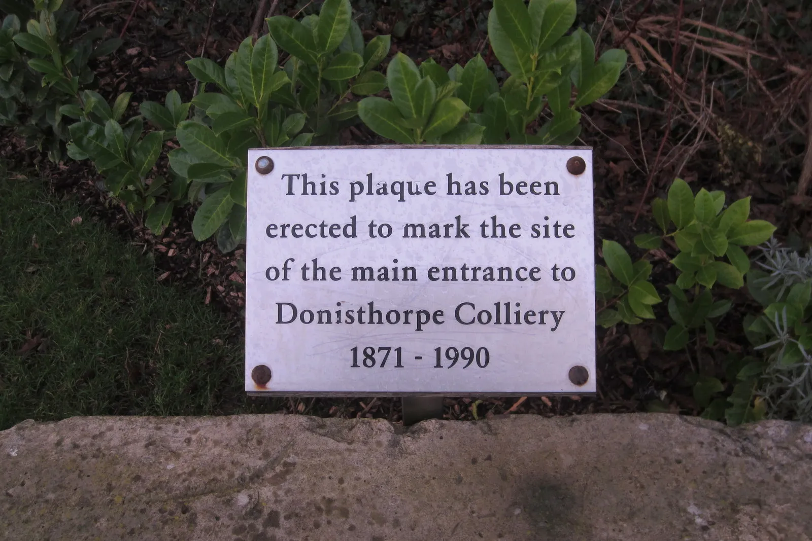 Photo showing: Plaque marking Colliery main entrance