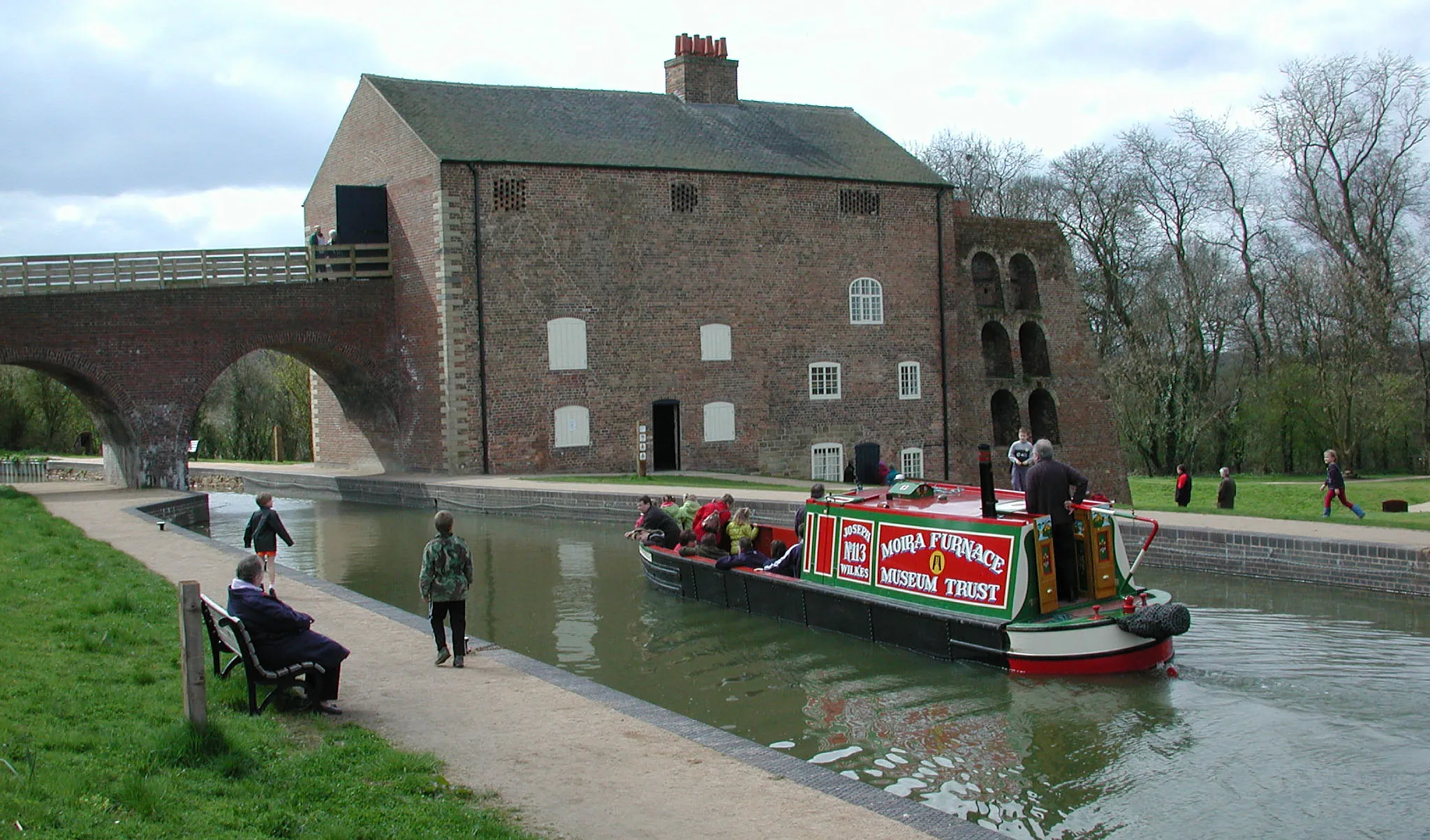 Photo showing: Moira Furnace and the Ashby Canal.
Photograph taken by myself in 2001.