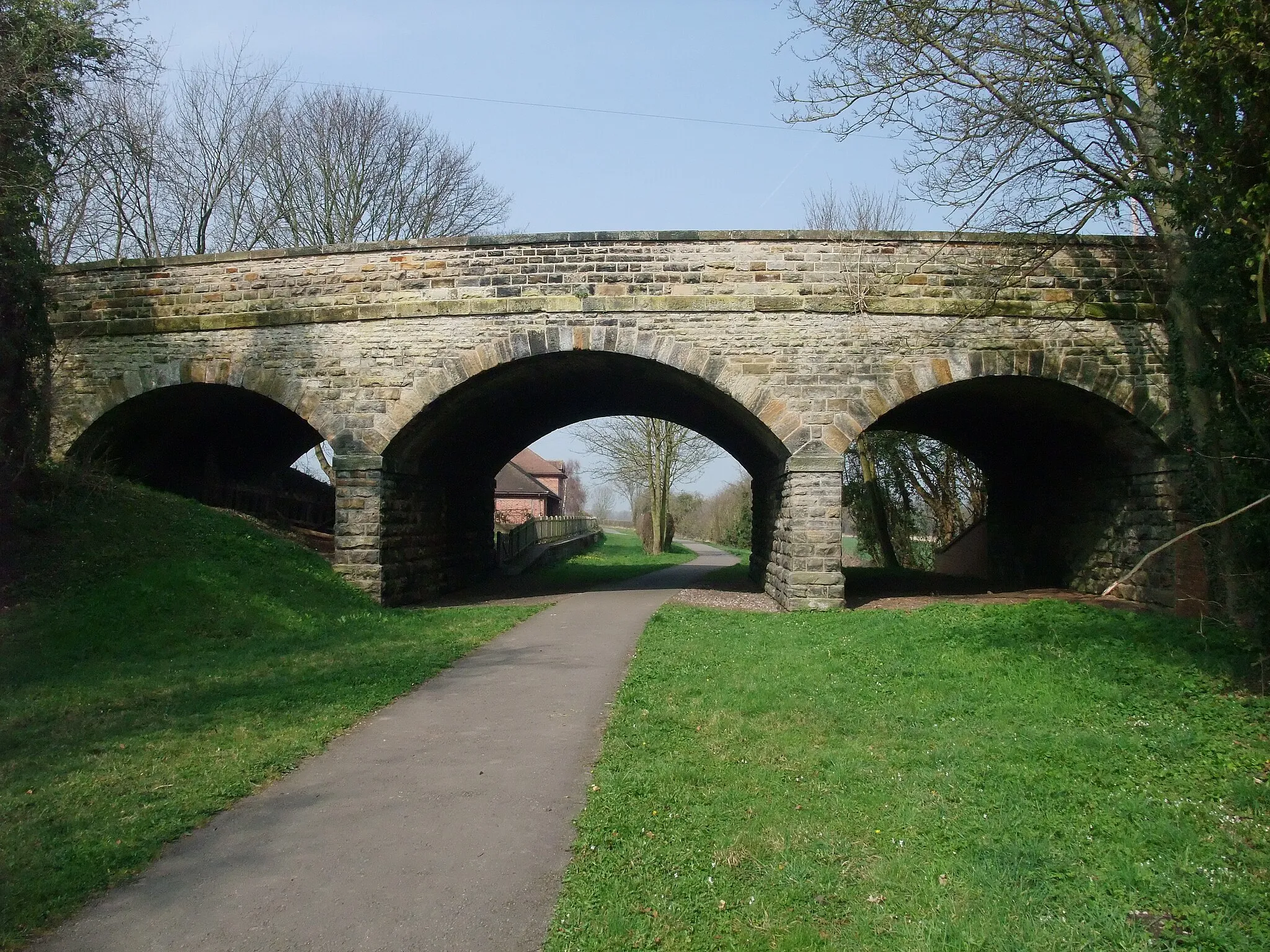 Photo showing: "Tonge & Breedon Station Bridge" over Cycle Route 6