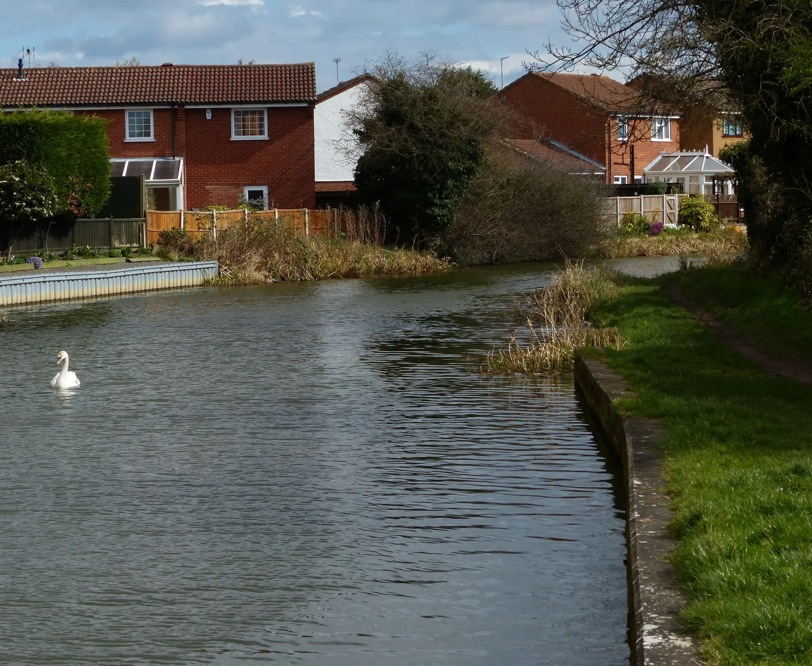 Photo showing: Houses along the Grand Union Canal