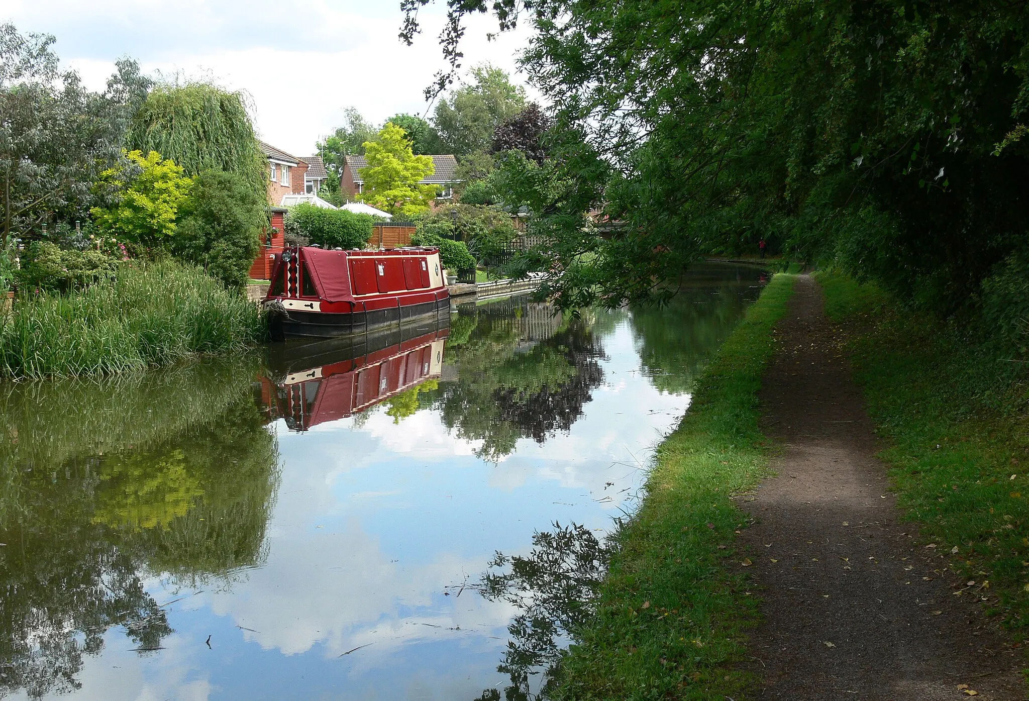 Photo showing: Tow path of the Grand Union Canal