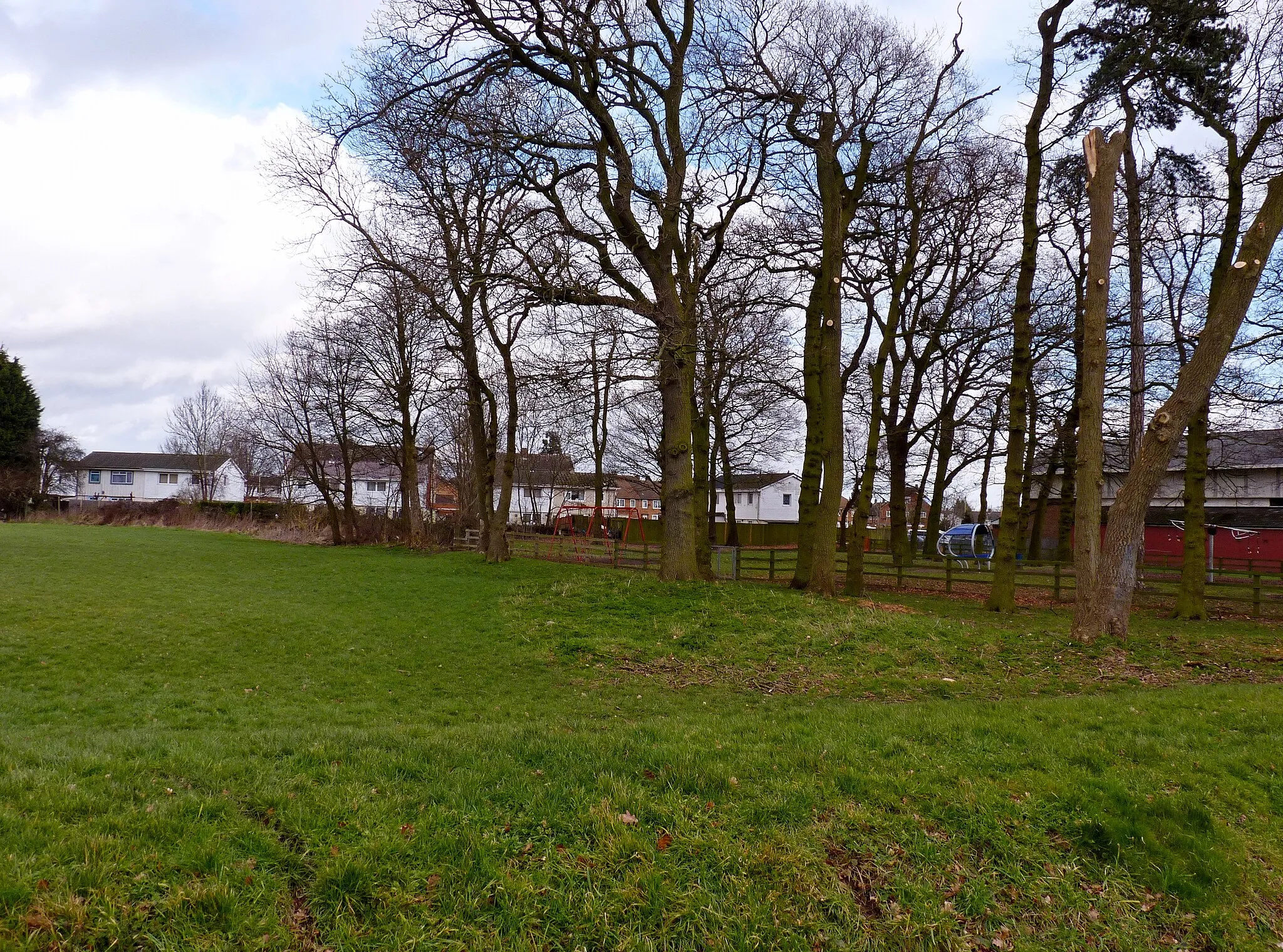 Photo showing: Birds Nest Lodge, New Parks, south east corner of the 14th century moated site in New Parks, Leicester, on the boundary with Glenfield. It is now used as a recreation ground and football pitch, and is a Scheduled Monument.