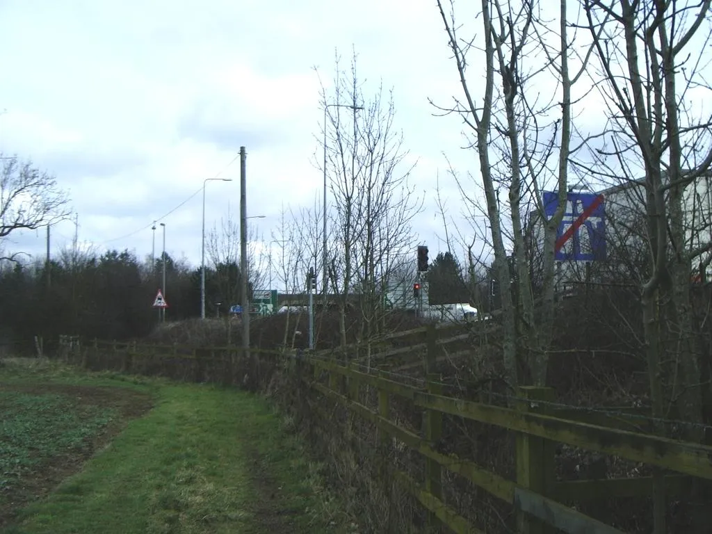 Photo showing: Bridleway access, Catthorpe Interchange In corner of field, path leads up to M6 sliproad (at 'End of Motorway' sign shown on right).
Ahead is sliproad onto M1 north, and the bridge seen is M1 crossing A14 interchange and island.