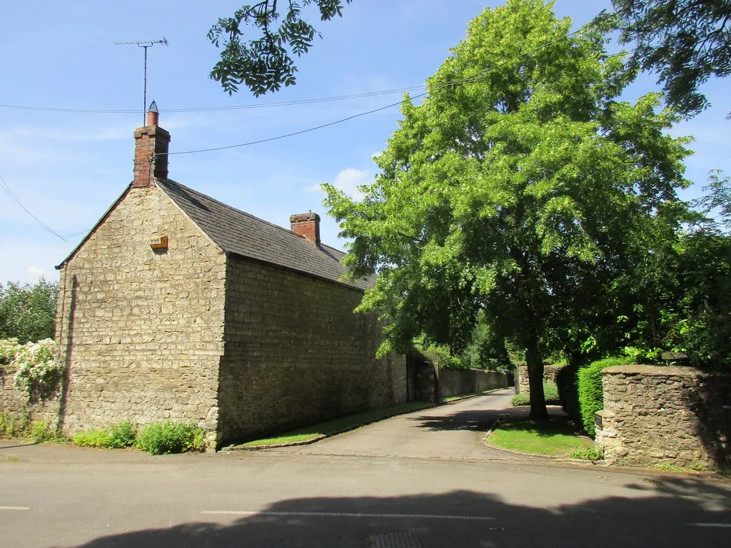 Photo showing: Cottage in Turweston