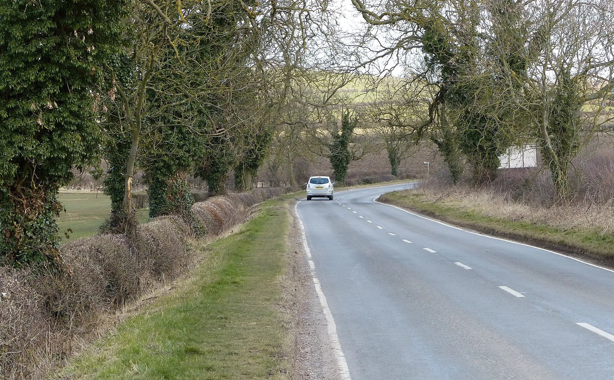 Photo showing: Driving east along Ashley Road