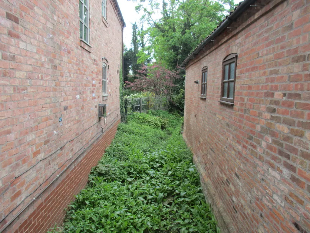 Photo showing: Stream between the houses