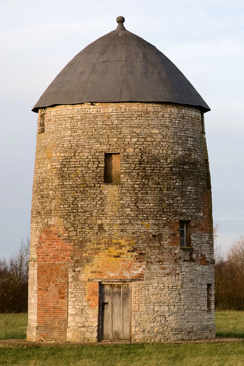 Photo showing: 18th-century tower mill at Pittern Hill, Kineton, Warwickshire, England