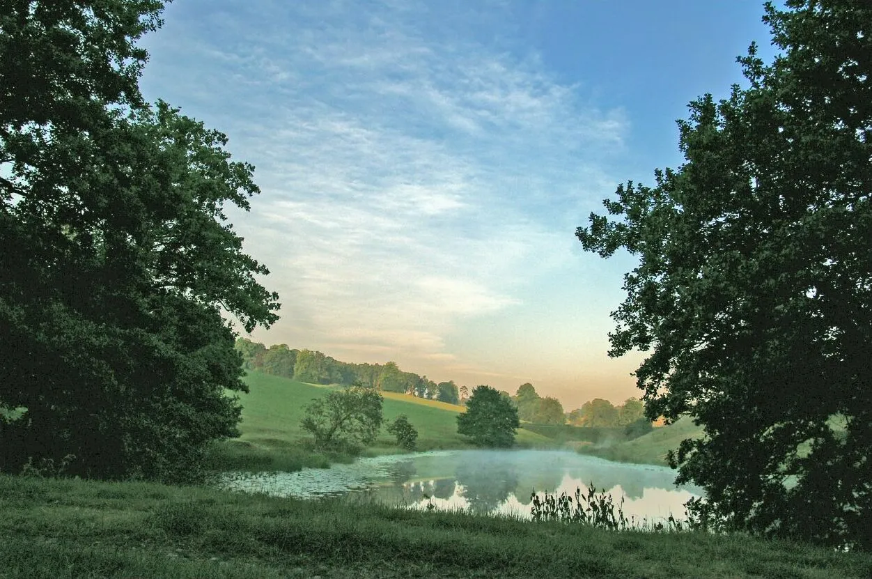 Photo showing: Bretby in Derbyshire. These beautiful ponds there is 5 of them are owned by Richard Perkins a mate of the hrhs' he bought the ponds around twenty years ago and allegedly stopped the locap people from using them they were once a popular picnic spot.