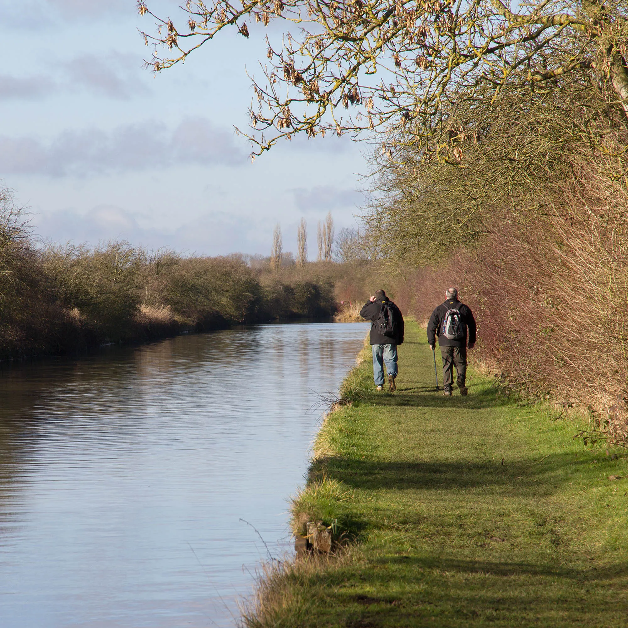 Photo showing: A stroll along the canal