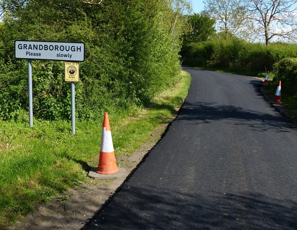 Photo showing: A newly resurfaced Hill Road, Grandborough