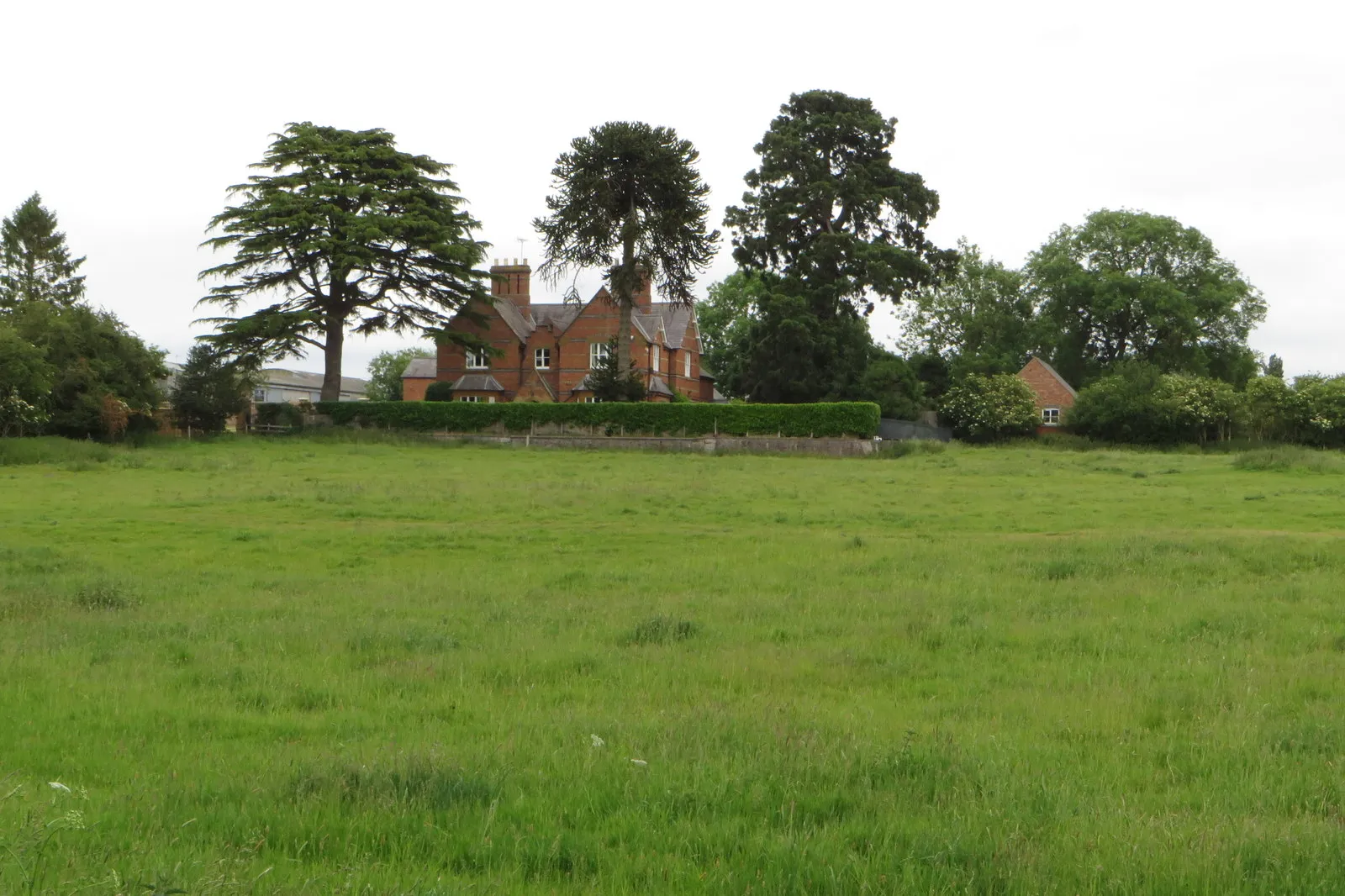 Photo showing: House on the hill in Upper Heyford, Northamptonshire
