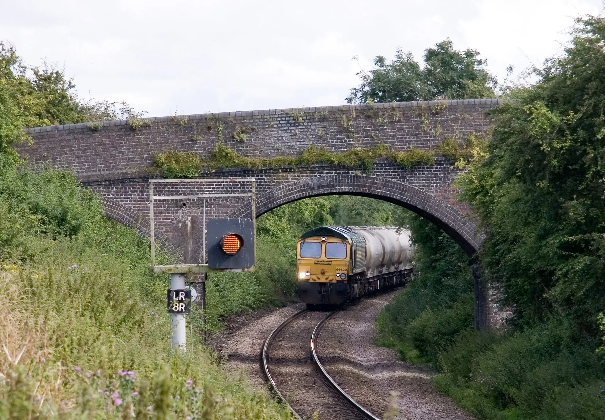 Photo showing: 66 620 leads 6M92  FX-Q 13:18 West Thurrock-Earles empty Lafarge Cement tanks through Wymington, MML