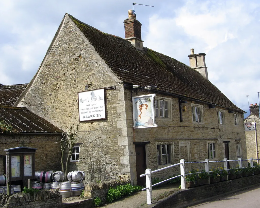 Photo showing: Queens Head, Bulwick, Northamptonshire.