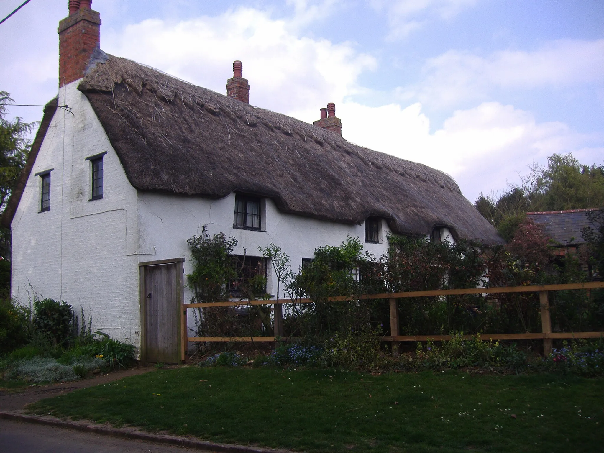 Photo showing: A cob and thatch cottage at Naseby, Northamptonshire