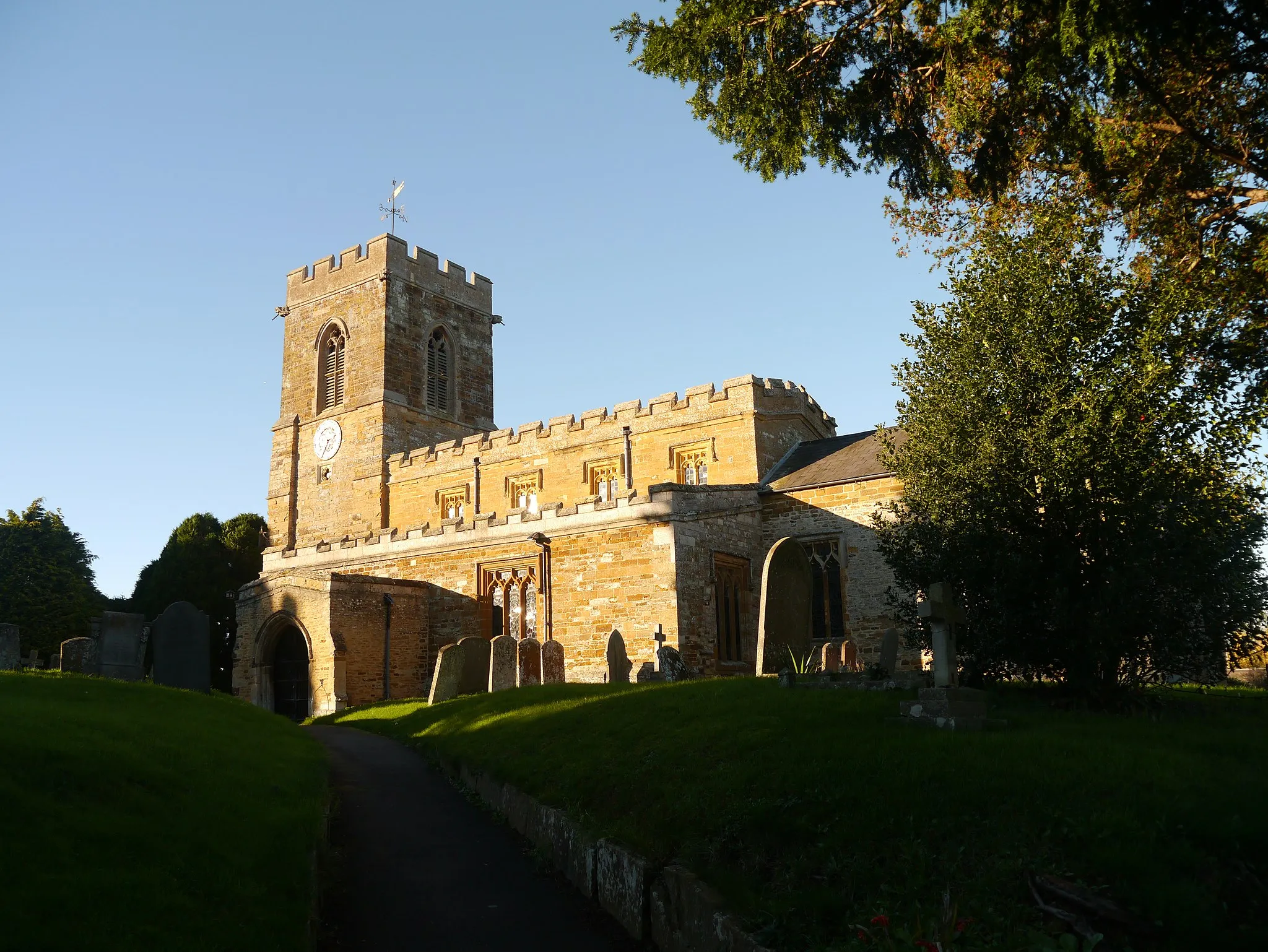 Photo showing: St Mary and All Saints parish church, Holcot, Northamptonshire, seen from the southeast
