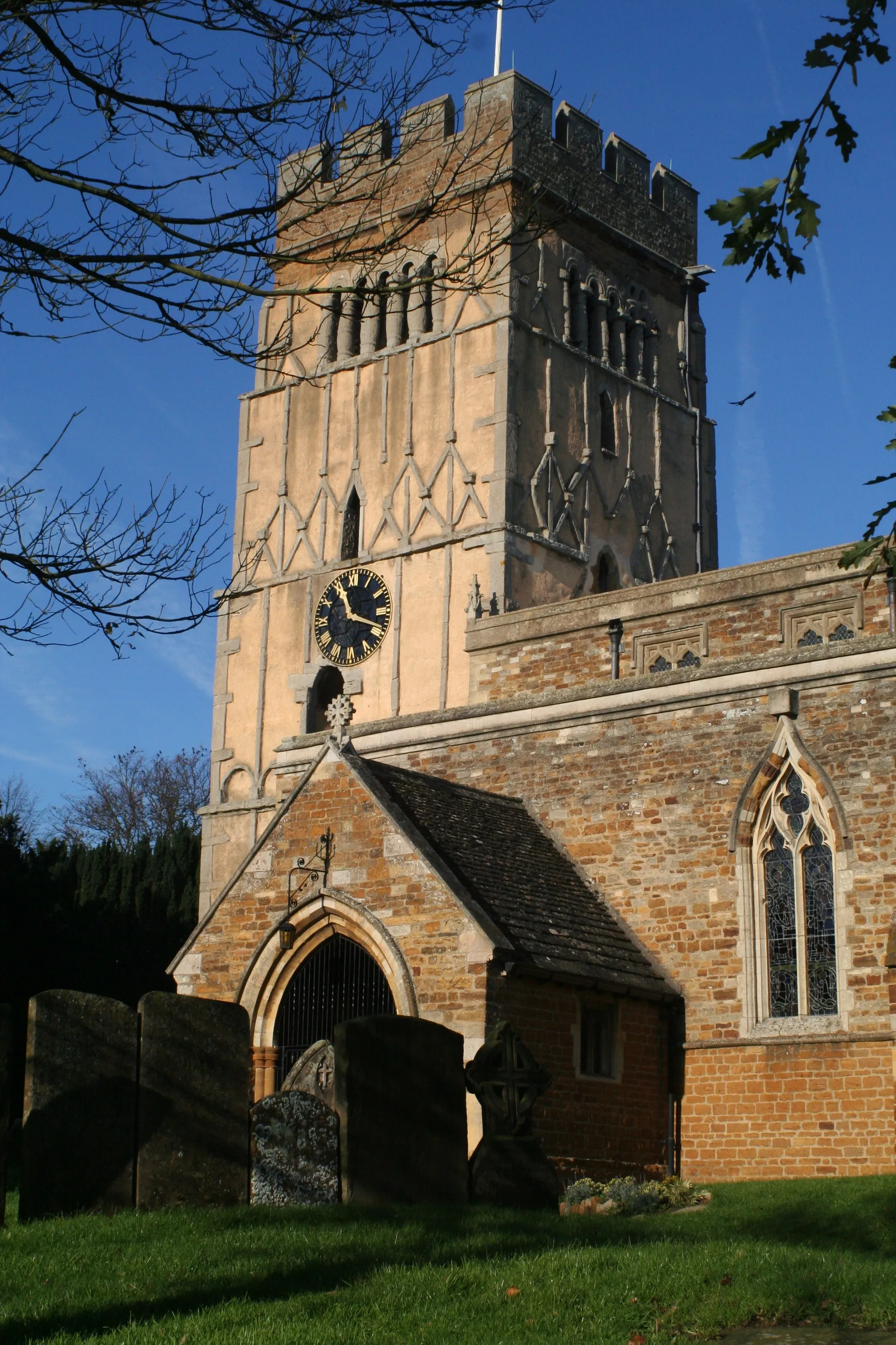 Photo showing: 10th-century Saxon west tower and 14th-century south porch of All Saints' parish church, Earls Barton, Northamptonshire