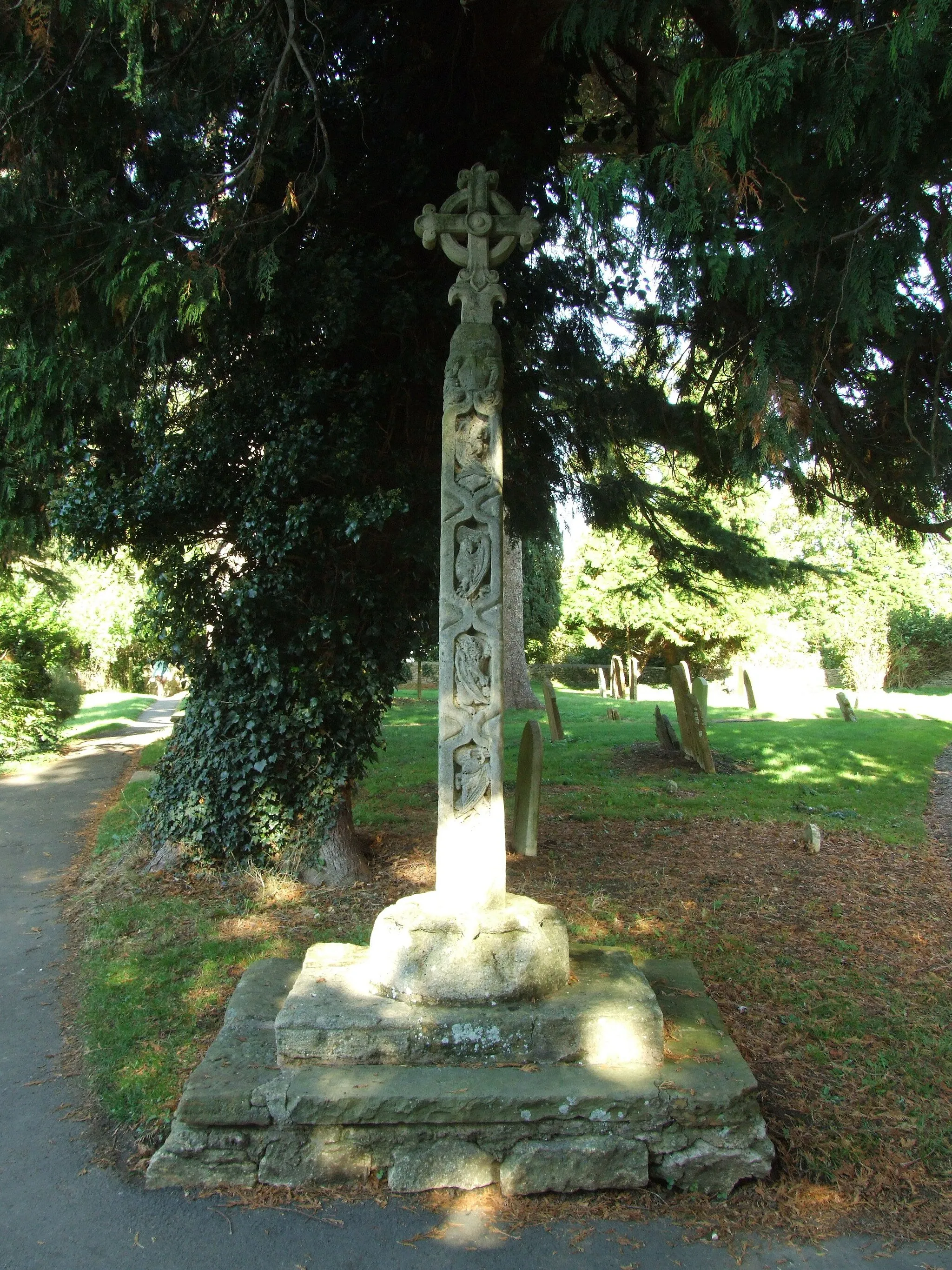 Photo showing: Churchyard Cross