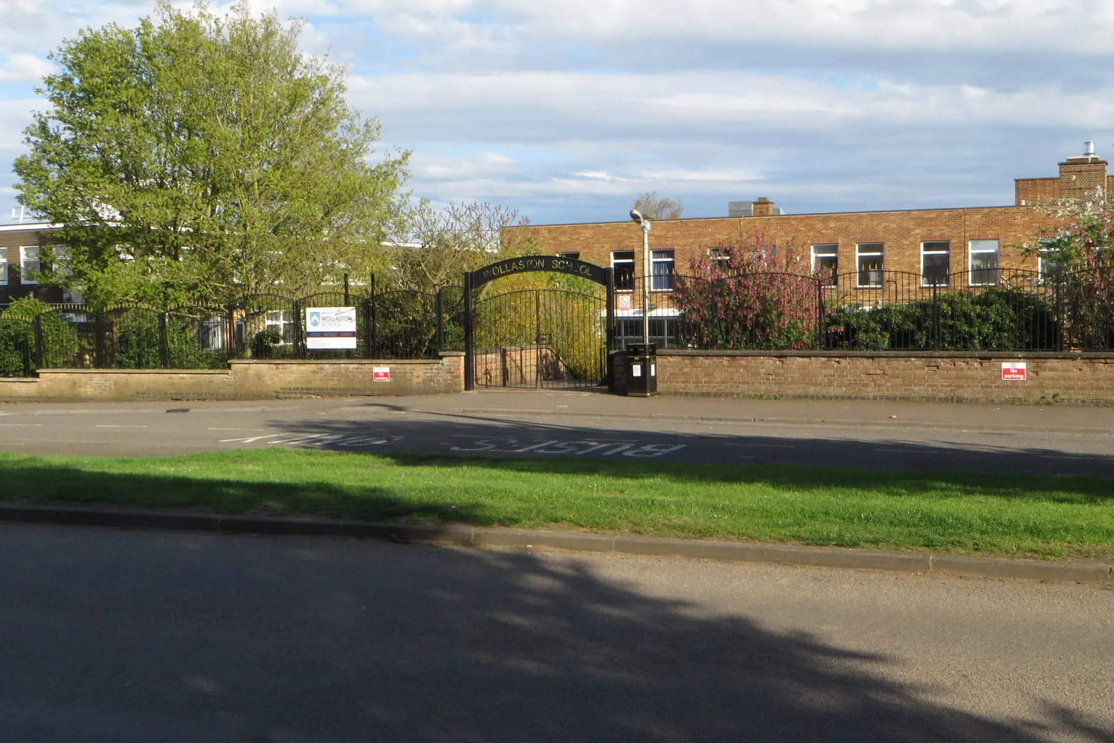 Photo showing: Entrance to Wollaston School