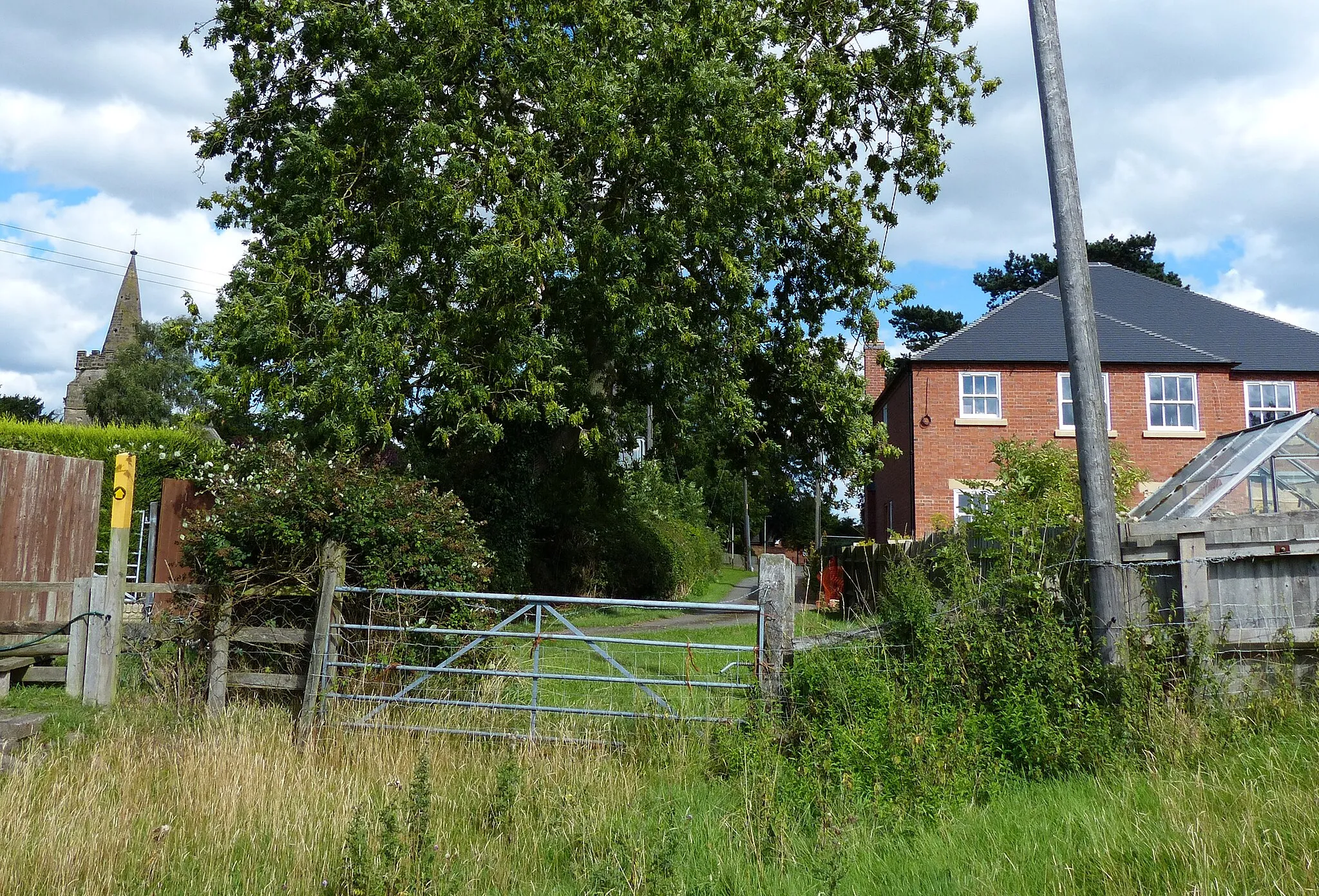 Photo showing: House and footpath on the edge of Fenny Drayton