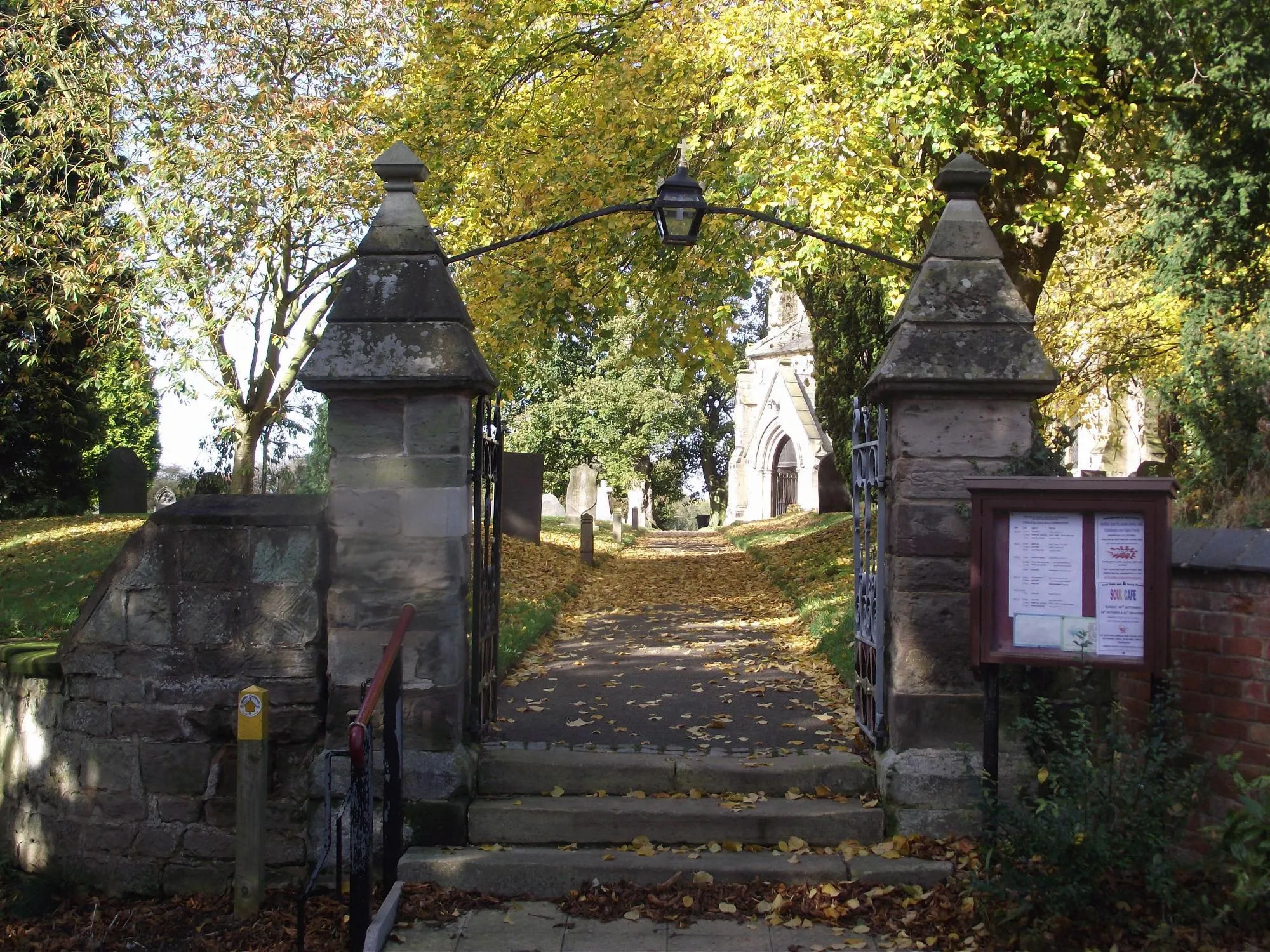 Photo showing: A footpath passes through Austrey church yard