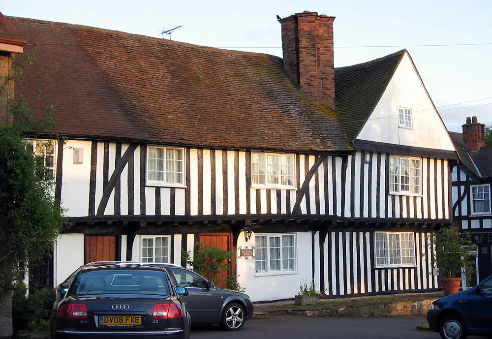 Photo showing: "Guy Fawkes House" in Dunchurch Warwickshire. The house was formerly the "Red Lion Inn" where the gunpowder plotters are believed to have stayed in 1605 to await news of the plot. It is now a private residence.
