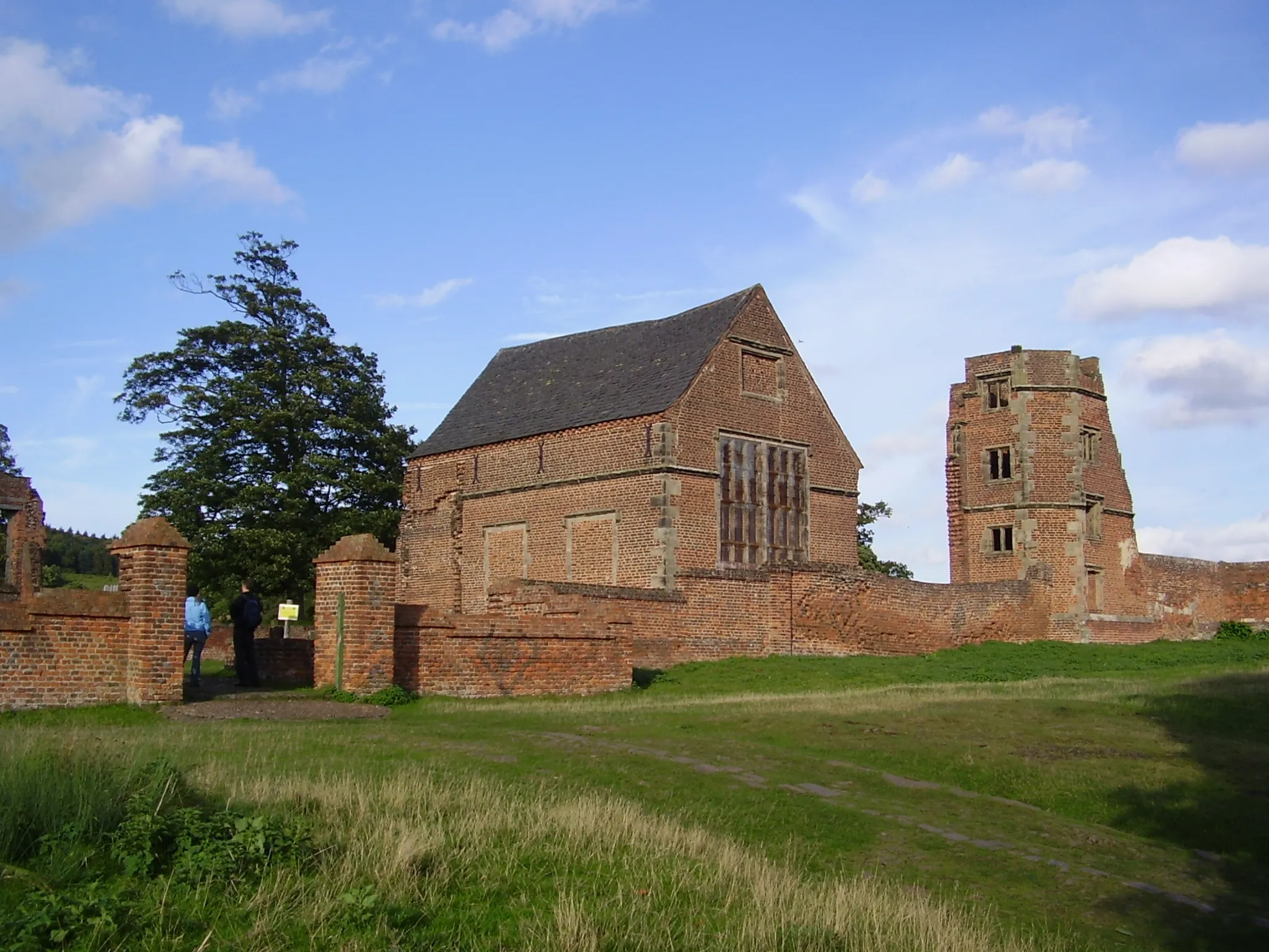 Photo showing: The remains of Thomas Grey's Bradgate House in 2005. The ruined country house is located in Bradgate Park in Leicestershire. It was completed around 1520, making it one of the earliest non-fortified brick-built country houses in England