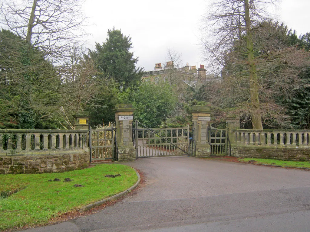 Photo showing: Entrance to Lockington Hall