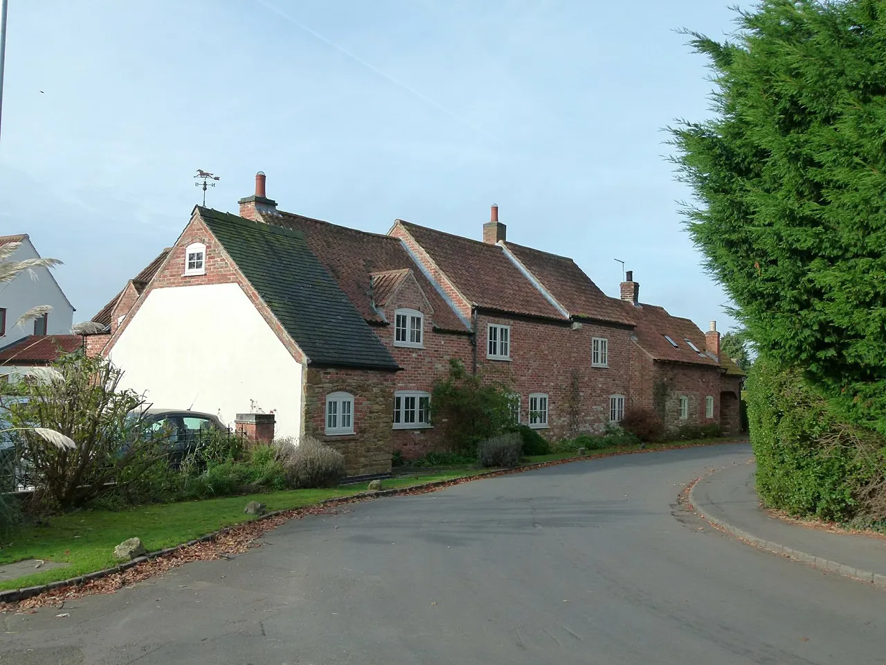 Photo showing: Cottages on Willow Lane