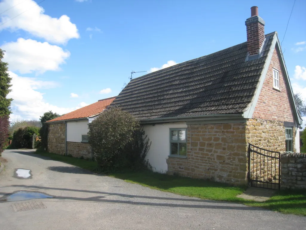 Photo showing: Cottage in Muston