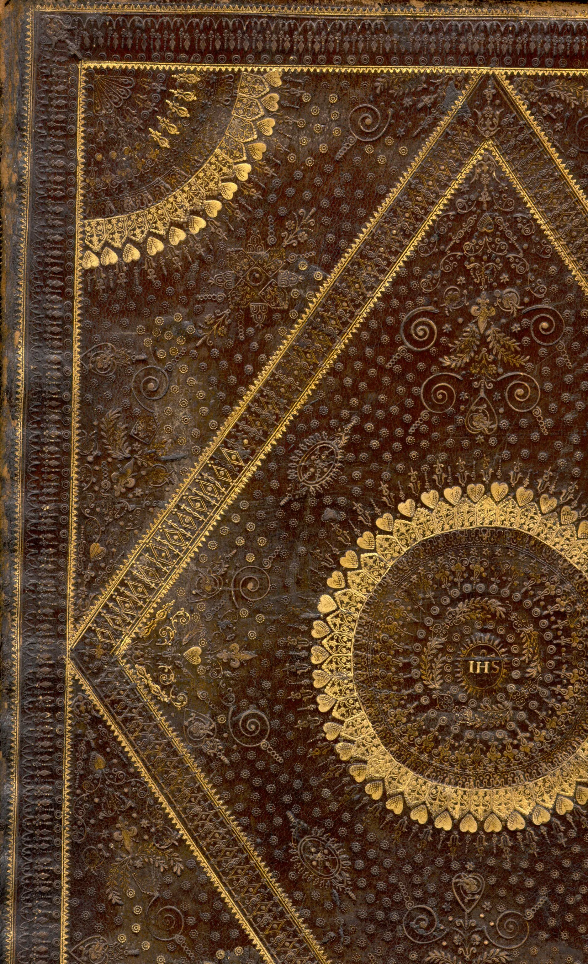 Photo showing: Style: All over design|Cambridge small motifs|Presentation|Religious, IHS initials; Caption: Upper cover; Colour: Brown; Edge: Gilt
