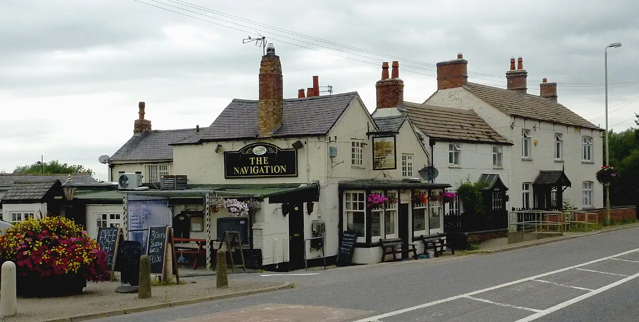 Photo showing: Pub and housing at Kilby Bridge, Leicestershire