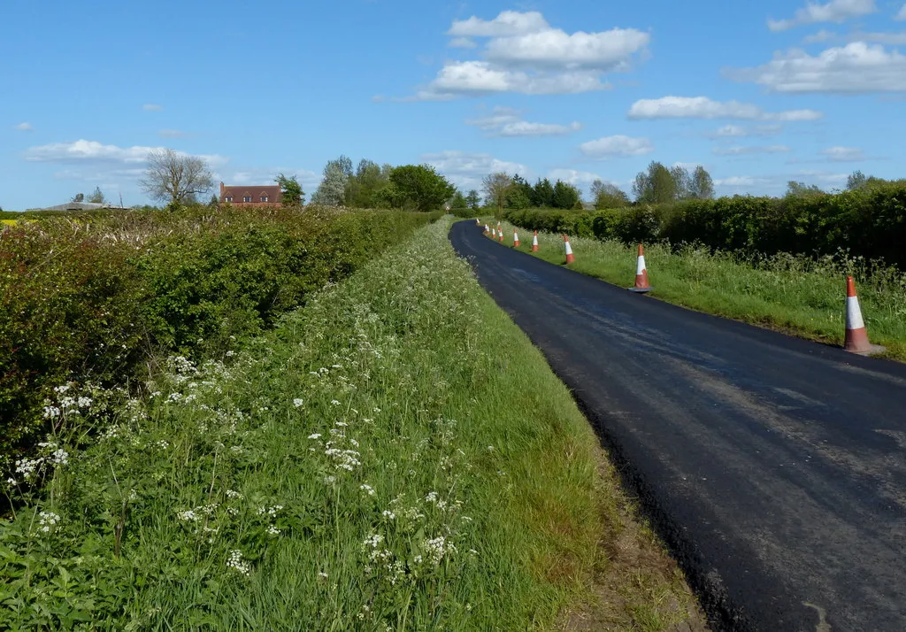 Photo showing: A newly resurfaced Hill Road