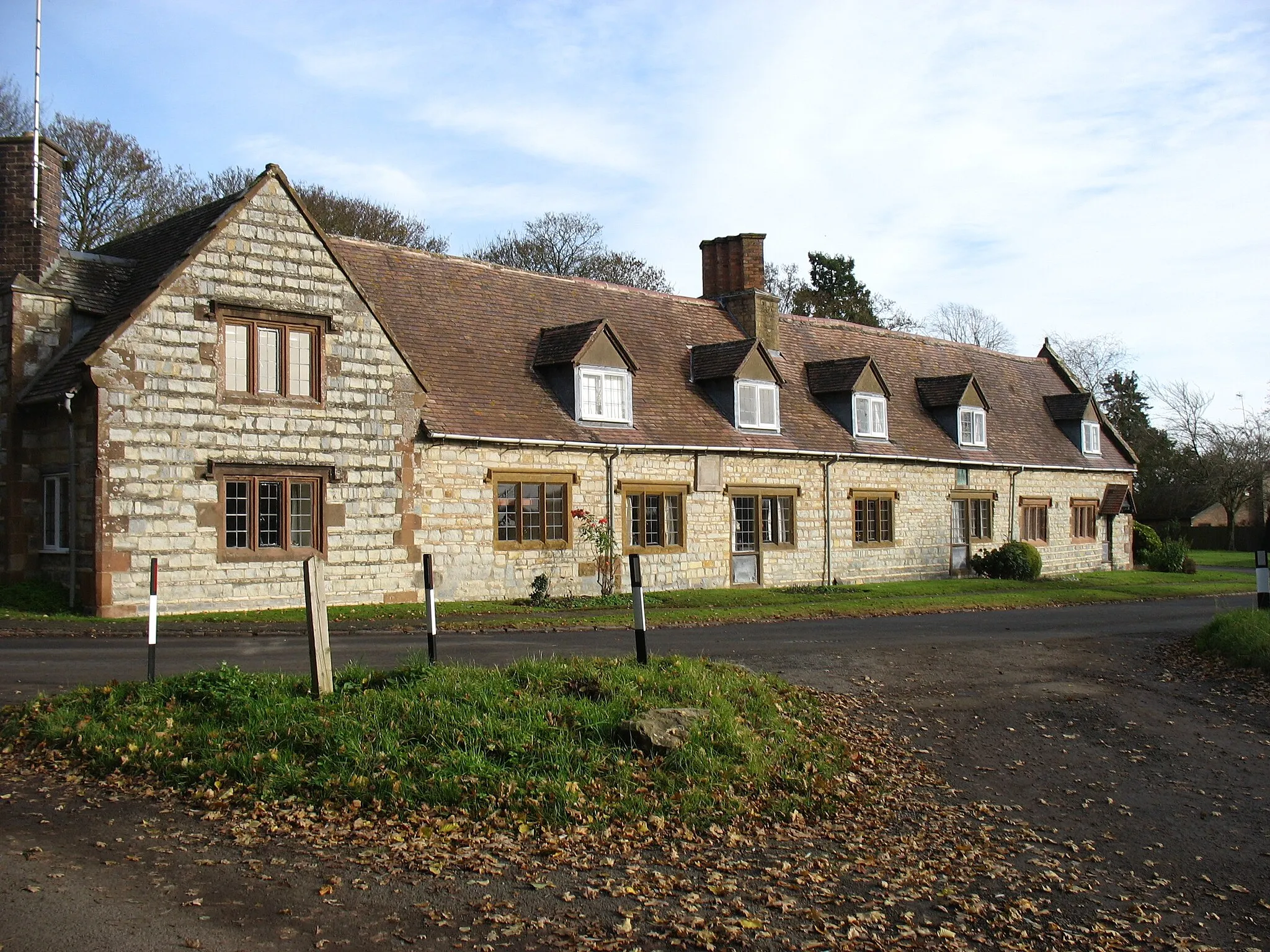 Photo showing: Almshouses in Leamington Hastings
