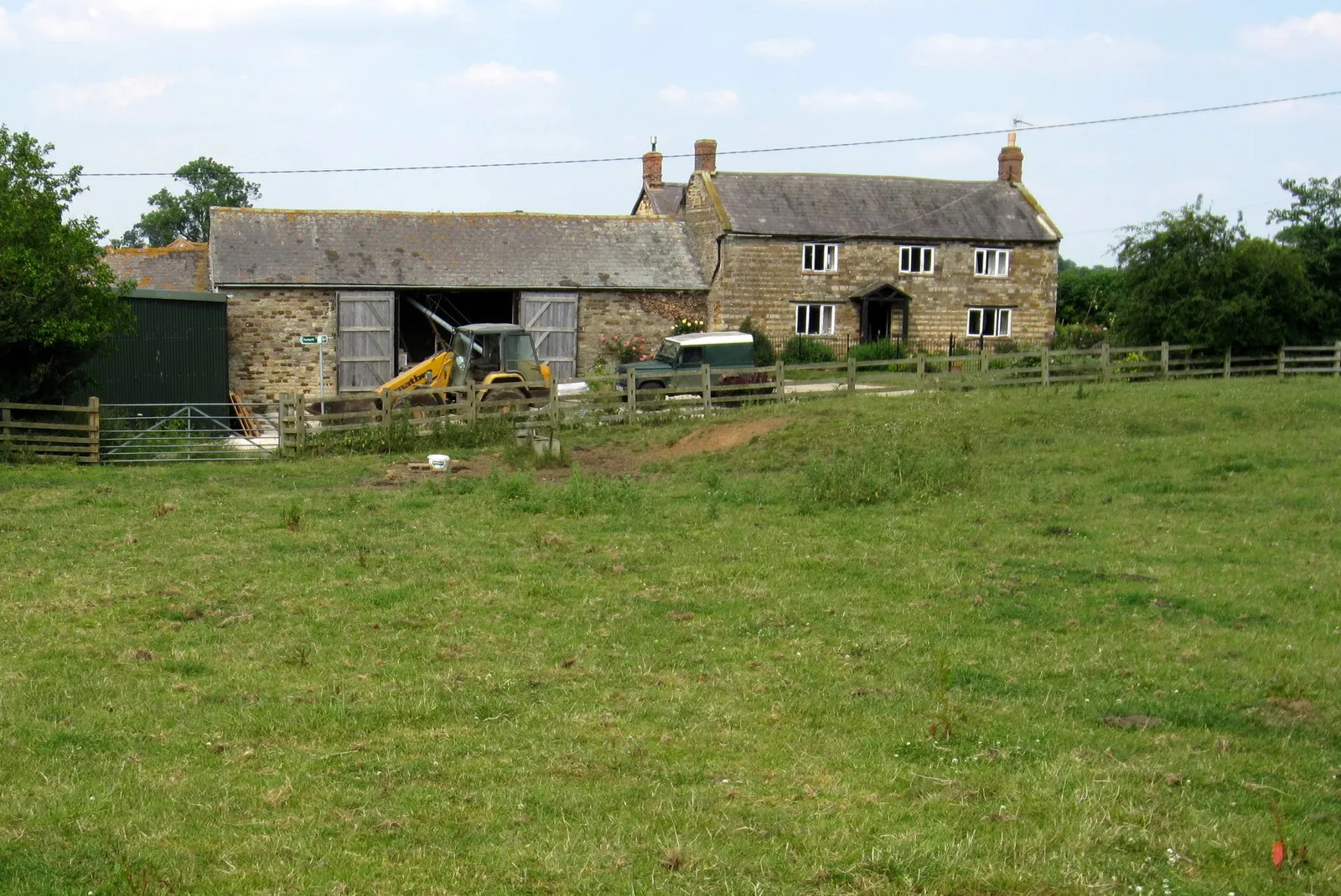 Photo showing: Duncote Farm at the end of the footpath