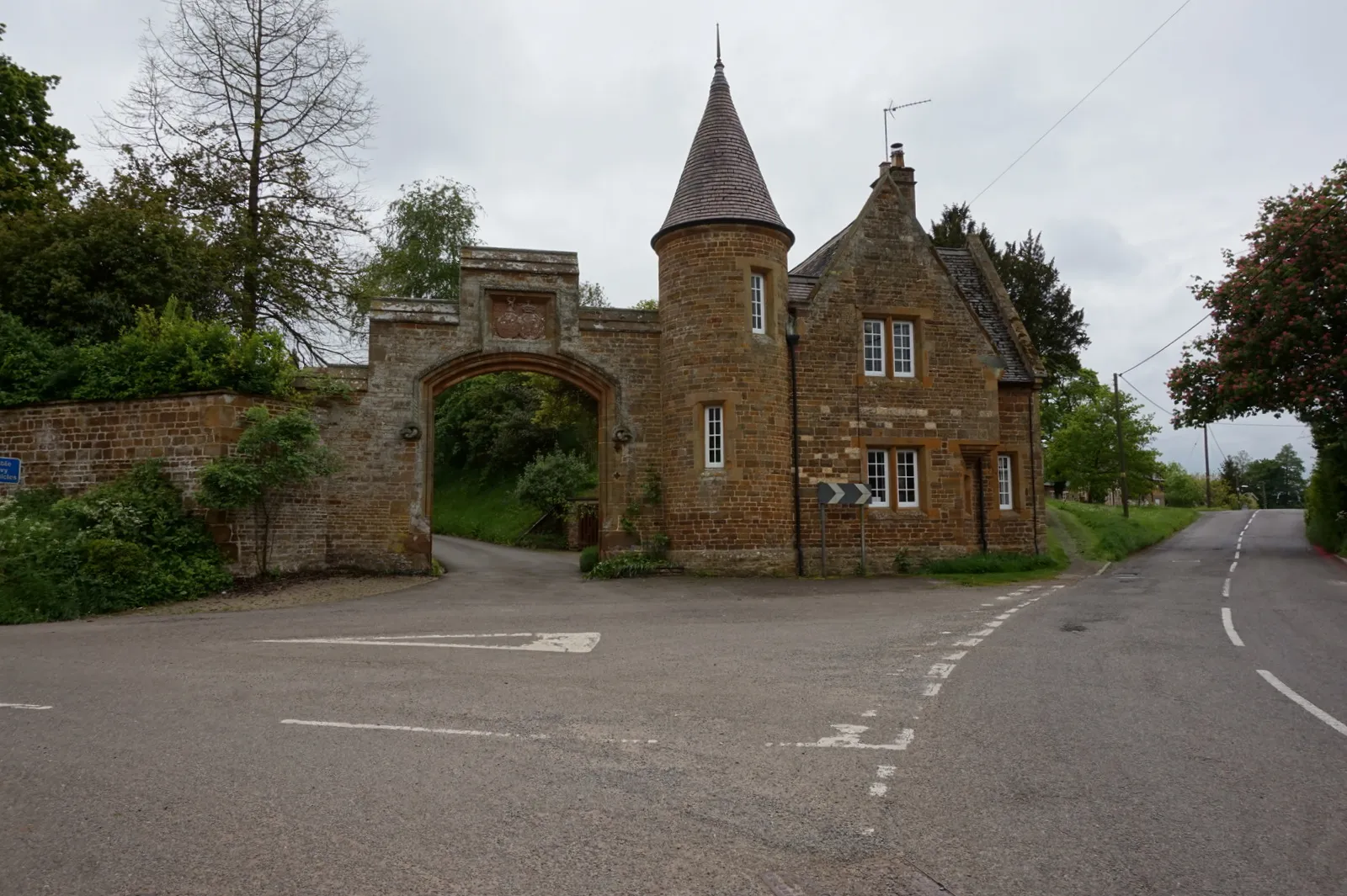 Photo showing: Entrance to The Manor, Moreton Pinkney