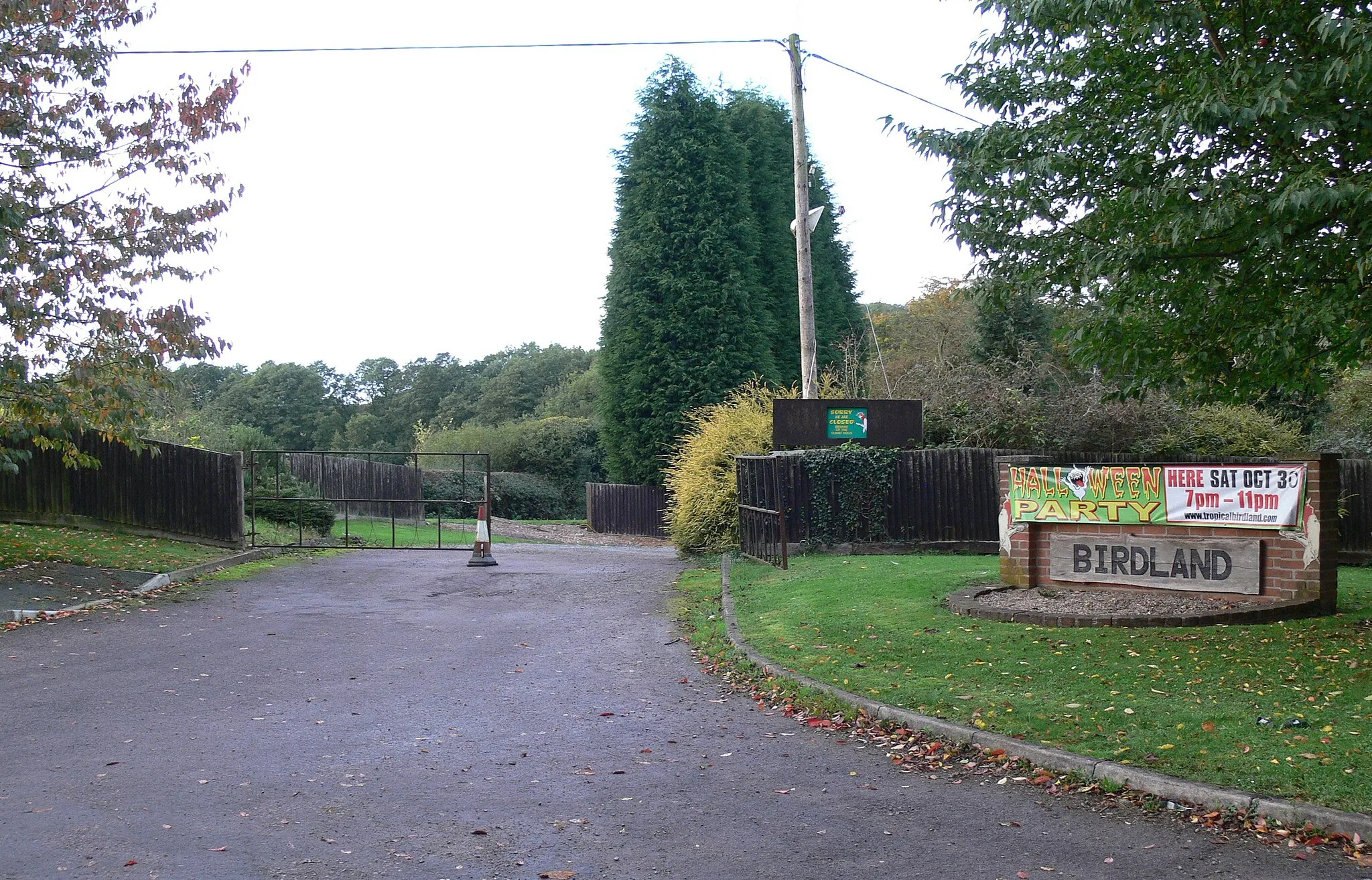 Photo showing: Entrance to Tropical Birdland