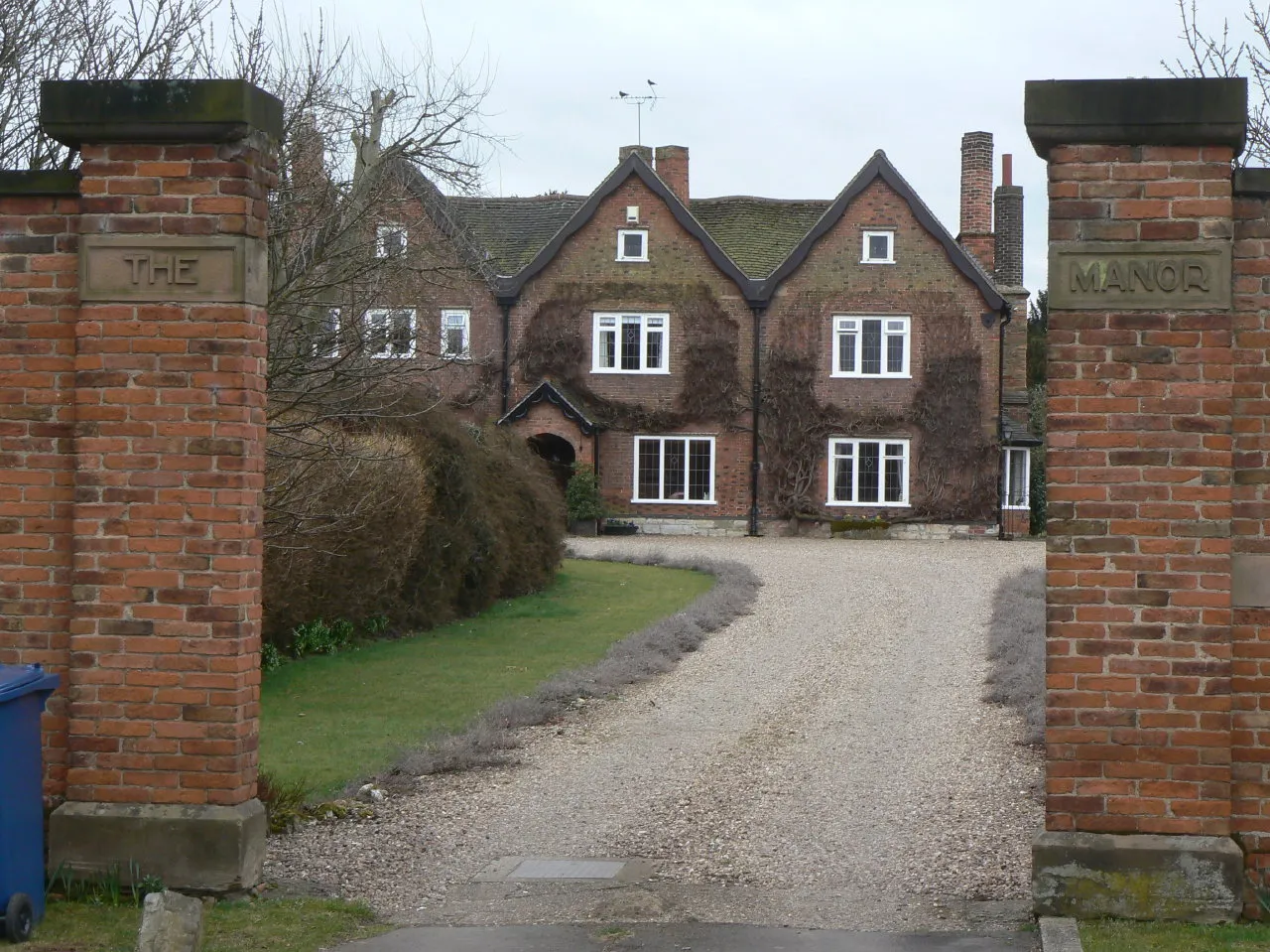 Photo showing: The Manor Fundamentally an early 17th century house, but with many later alterations. Particularly noticeable are the modern windows. Listed Grade II.