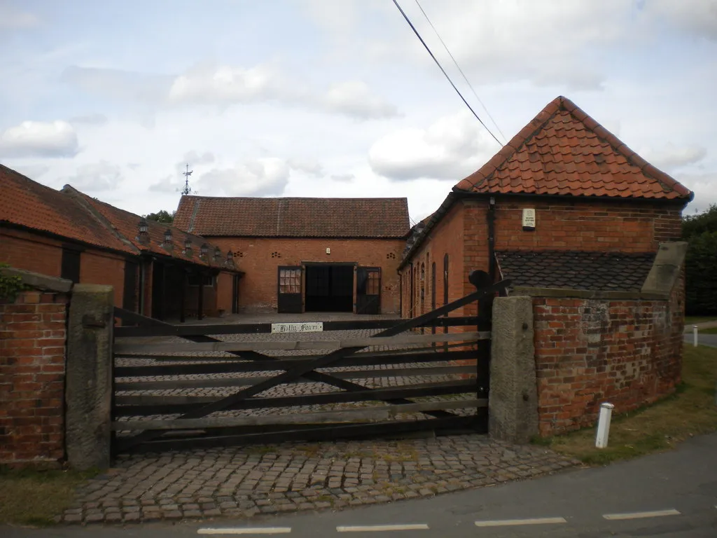 Photo showing: Stable yard, Holly Farm, Bassingfield