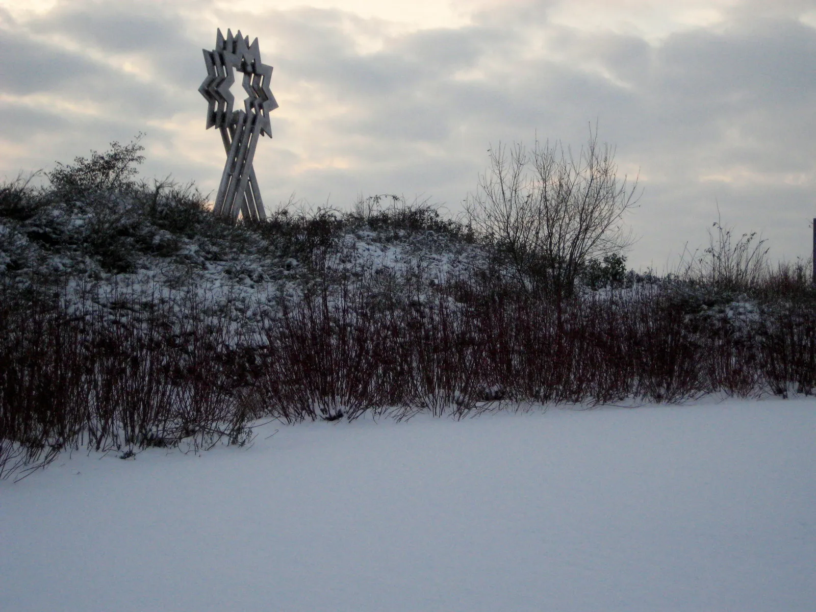 Photo showing: Triple Star Head sculpture by Romanian artist Paul Neagu in Furzton