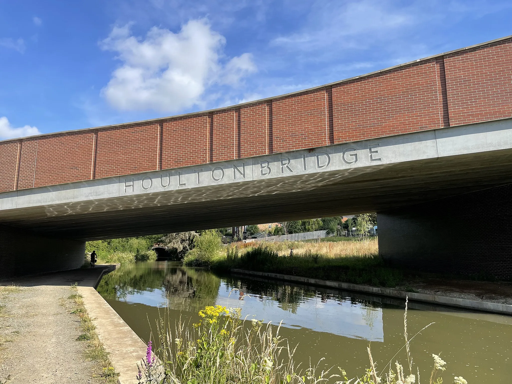 Photo showing: A picture of the new Houlton Bridge as viewed from the Oxford Canal towpath.