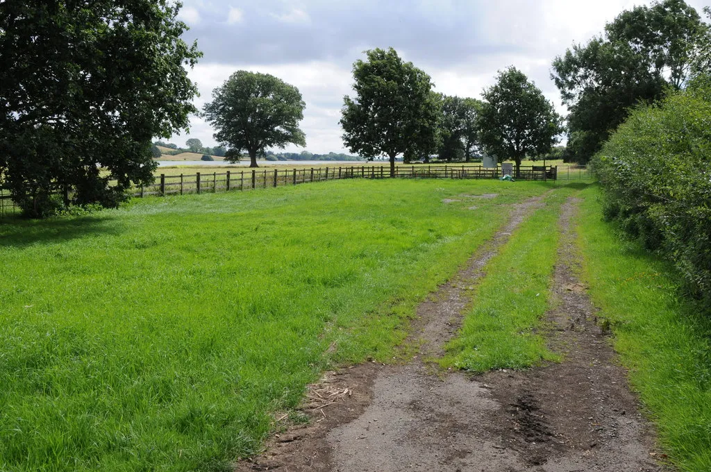 Photo showing: Farmland beside Hollowell Reservoir