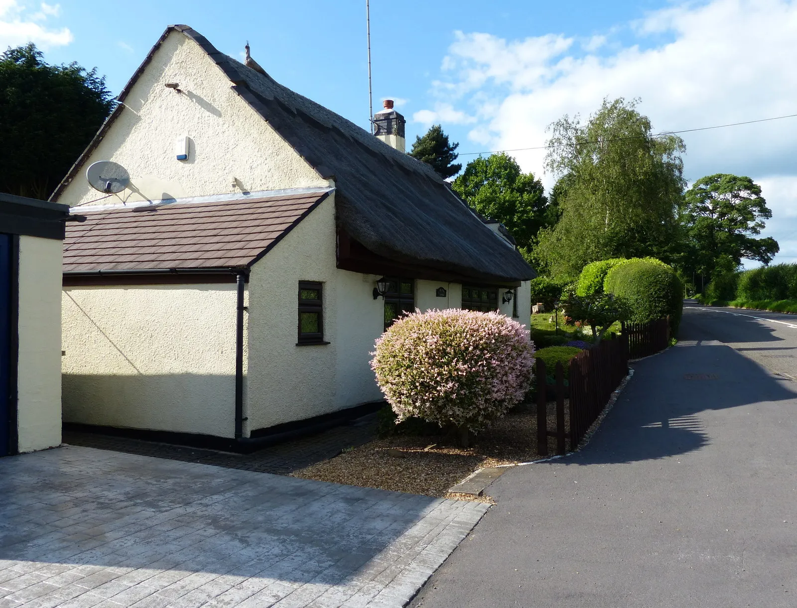 Photo showing: Thatched cottage along Leicester Road