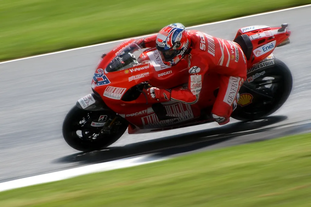 Photo showing: Casey Stoner. Ducati Marlboro Team.

Craner Curves, Donington Park, British MotoGP 2009.