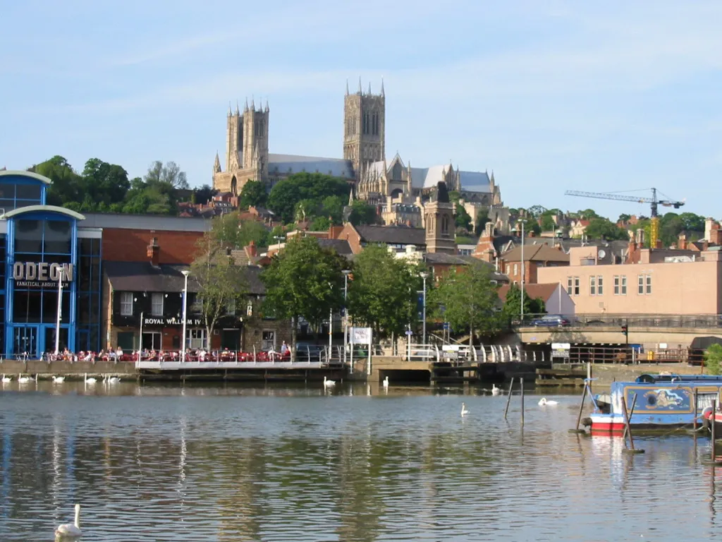 Photo showing: Lincoln Cathedral viewed from the Brayford Pool area of Lincoln, where the Foss Dyke meets the River Witham.