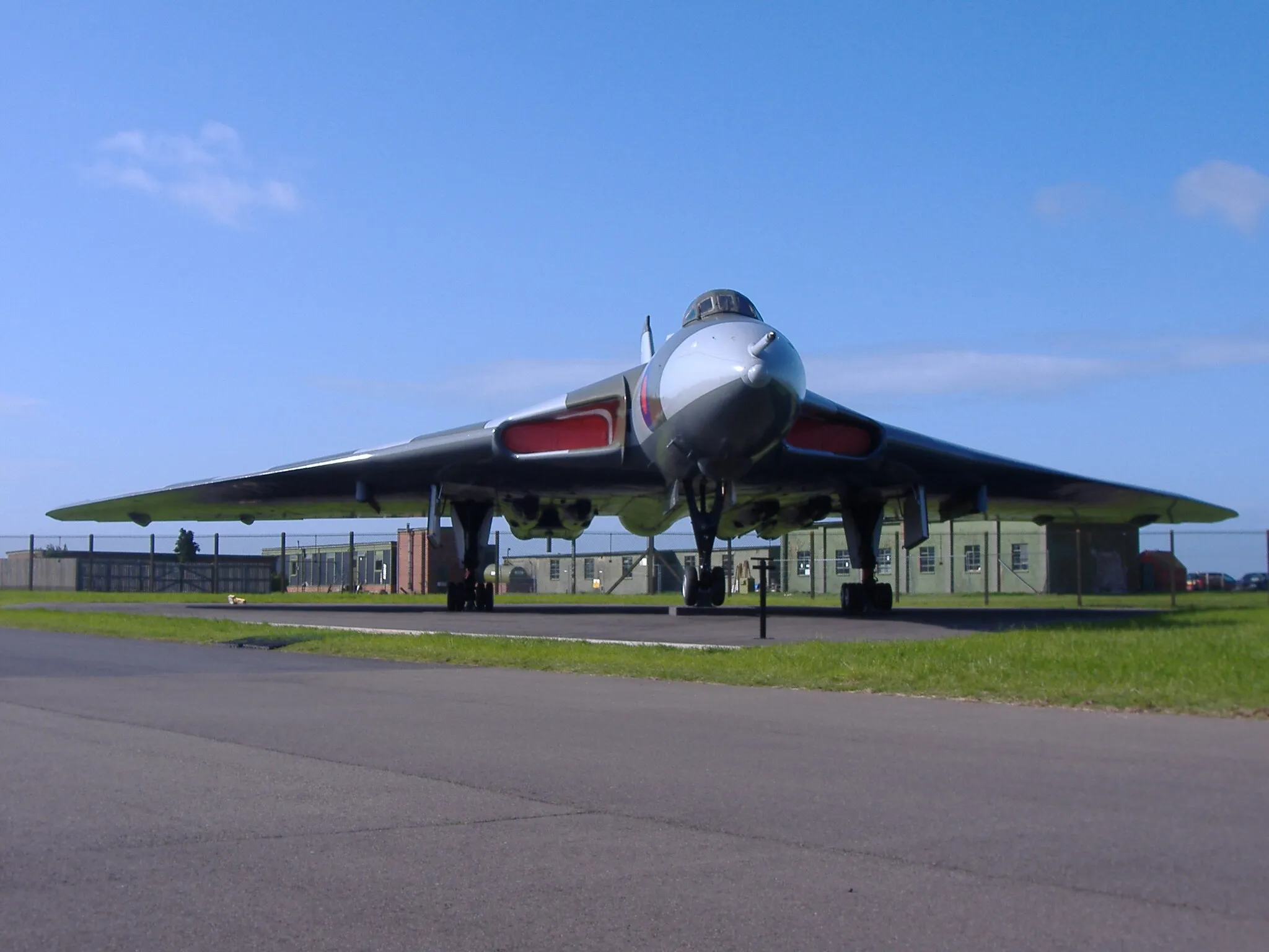 Photo showing: A.V. Roe Vulcan XM607, gate guardian at RAF Waddington. Photo taken 20 May 2007.