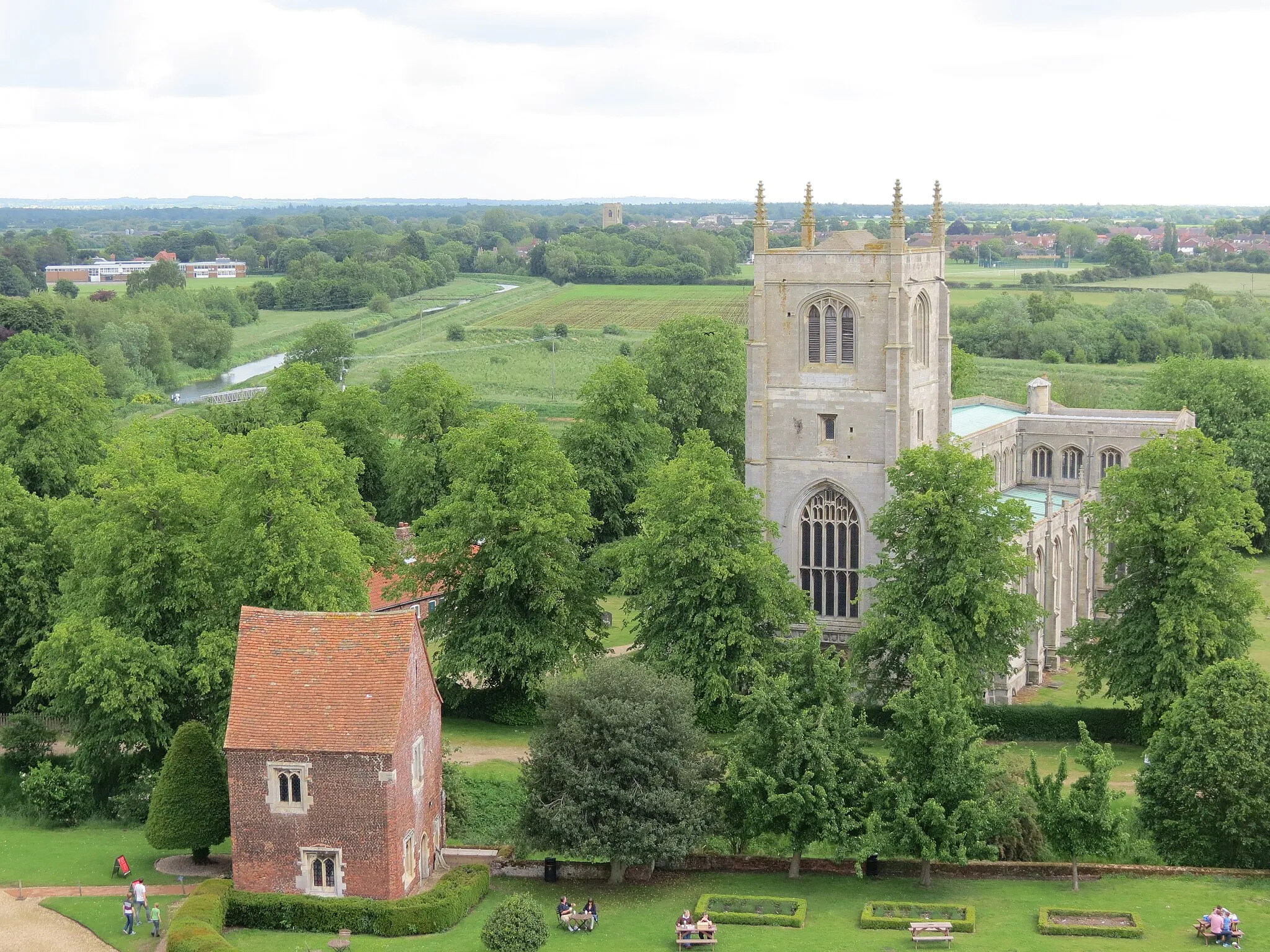 Photo showing: Guardhouse  and  Holy  Trinity  Church