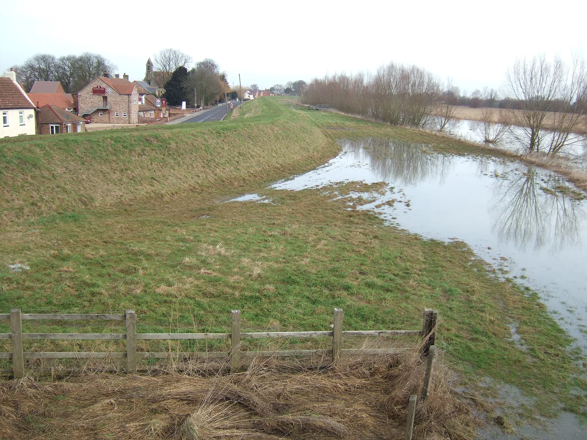Photo showing: Guyhirn and The Nene With The Main Road running right next to the bank of The River Nene the village has evolved into a "one sided" village.
http://www.guyhirn-online.org.uk/history.shtml
