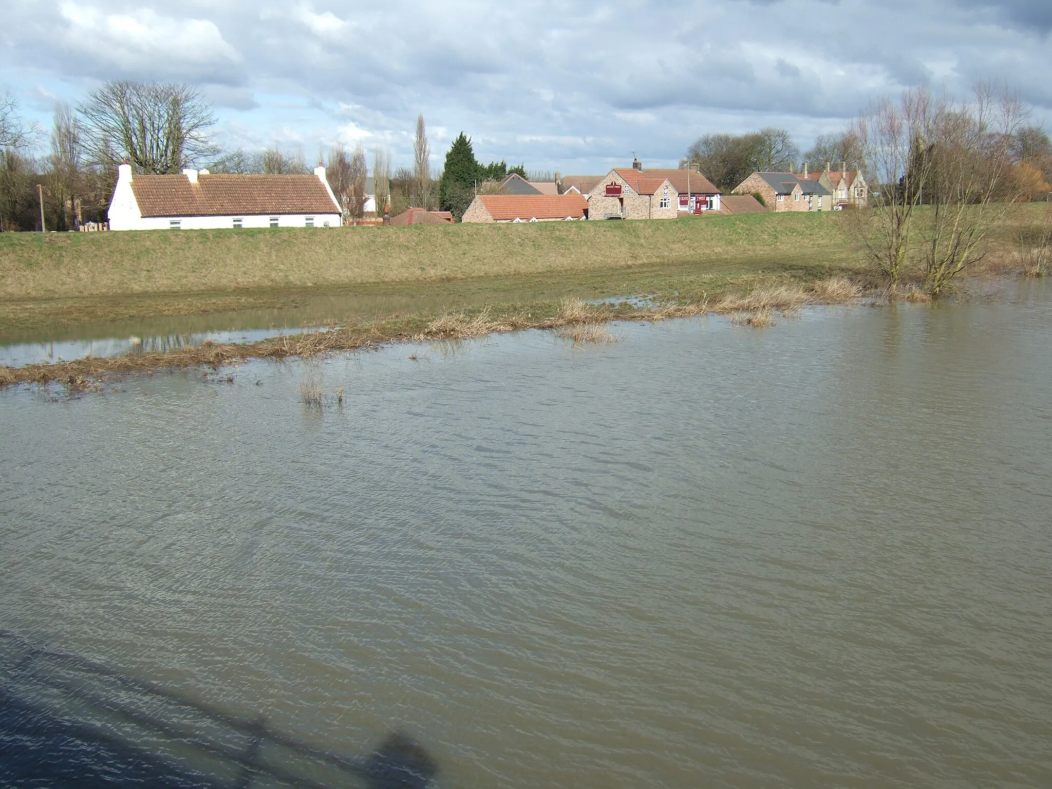 Photo showing: Guyhirn - Below the water level of The Nene Like most Fenland villages houses in Guyhirn are below the water level at high tide.